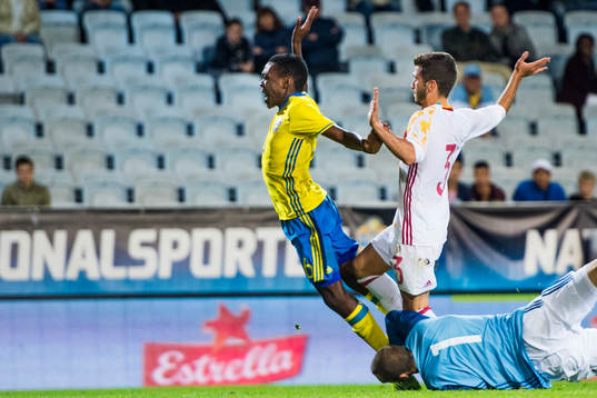 Sveriges Joel Asoro fälls av Spaniens Jose Gaya och