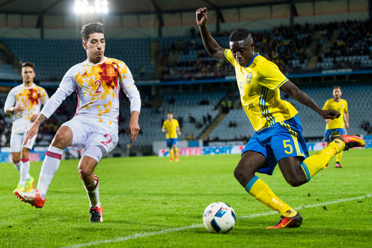 Sveriges Pa Konate bevakas av Spaniens Hector Bellerin