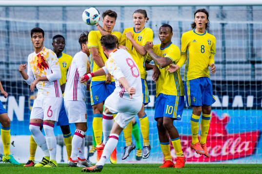 Spaniens Saul Niguez lägger en frispark mot Sveriges