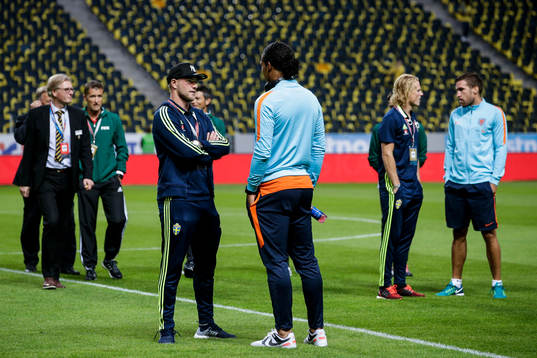 Sveriges John Guidetti pratar med en spelare från Holland