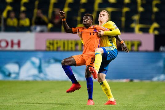Hollands Quincy Promes och Sveriges Oscar Wendt