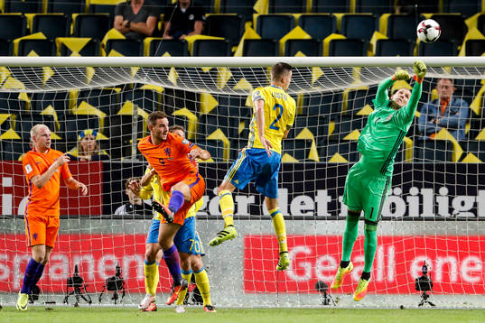 Sveriges målvakt Robin Olsen boxar undan bollen