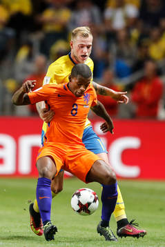 Sveriges John Guidetti och Hollands Georginio Wijnaldum