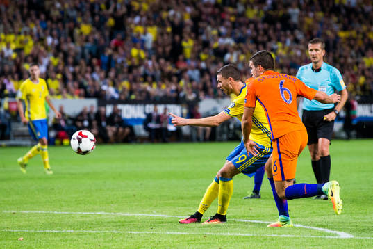 Sveriges Marcus Berg skjuter 1-0 för sverige när Hollands