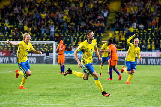 Sveriges Oscar Hiljemark springer
