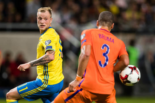 Sveriges John Guidetti ser på när Hollands Jeffrey Bruma