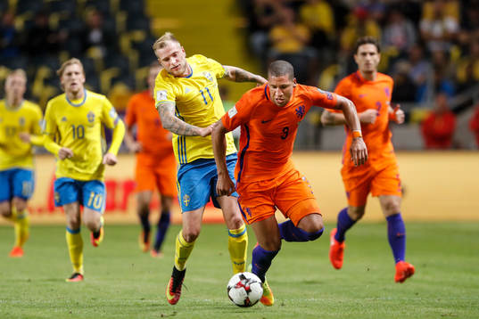 Sveriges John Guidetti och Hollands Jeffrey Bruma