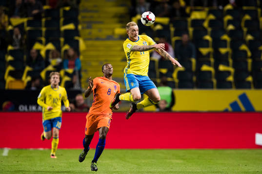 Hollands Georginio Wijnaldum ser på när Sveriges John