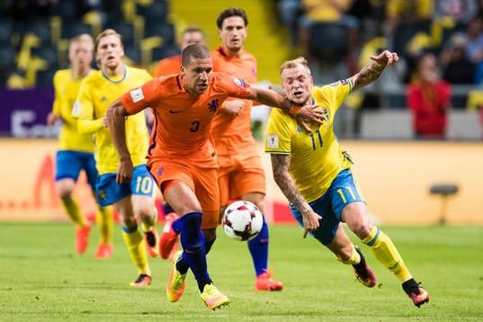 Hollands Jeffrey Bruma i kamp om bollen med Sveriges John