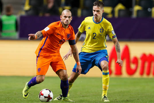 Hollands Wesley Sneijder och Sveriges Mikael Lustig