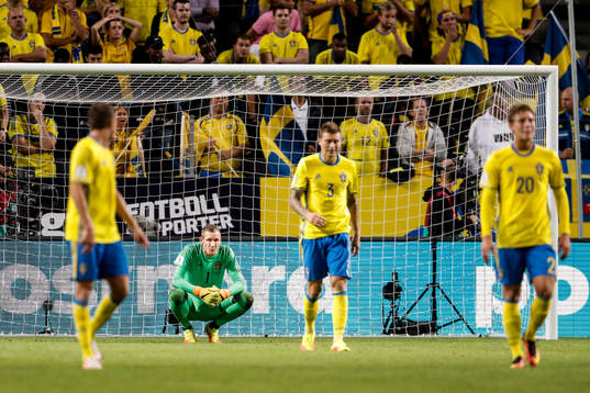Sveriges målvakt Robin Olsen, Victor Nilsson Lindelöf och