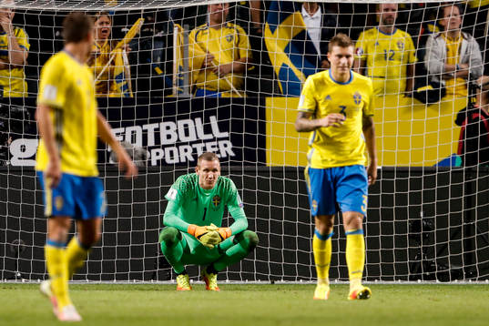 Sveriges Andreas Granqvist, målvakt Robin Olsen och Victor