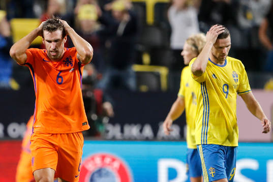Hollands Kevin Strootman och Sveriges Marcus Berg deppar