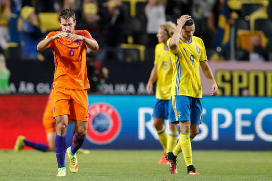 Hollands Kevin Strootman och Sveriges Marcus Berg deppar