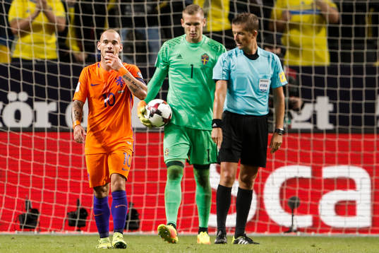 Hollands Emil Forsberg och målvakt Robin Olsen deppar
