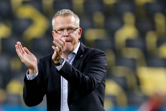 Sveriges förbundskapten Janne Andersson tackar publiken