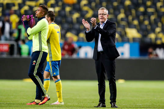 Sveriges förbundskapten Janne Andersson tackar publiken