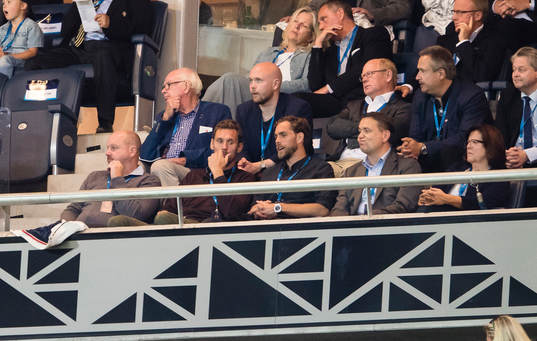 Andreas Isaksson och Johan Elmander på VIP-läktarenunder
