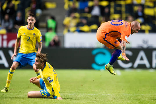 Sveriges Christoffer Nyman stoppar bollen för Hollands