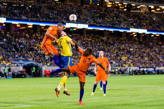 Sveriges Andreas Granqvist i en nickduell med Hollands