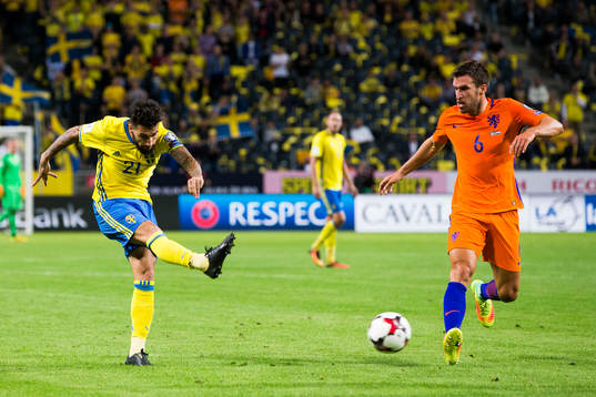 Sveriges Jimmy Durmaz med ett skott förbi Hollands Kevin