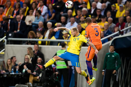 Sveriges John Guidetti i en nickduell med Hollands Jeffrey