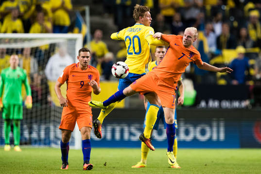 Sveriges Alexander Fransson i en närkamp med Hollands Davy