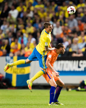 Sveriges Victor Nilsson Lindelöf i en nickduell med