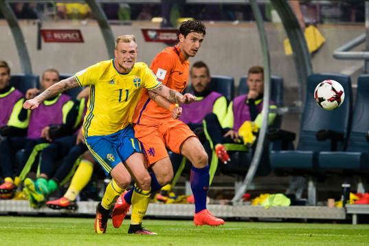 Sveriges John Guidetti i kamp om bollen med Hollands Daryl