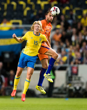 Sveriges Oscar Hiljemark i en nickduell med Hollands Bas