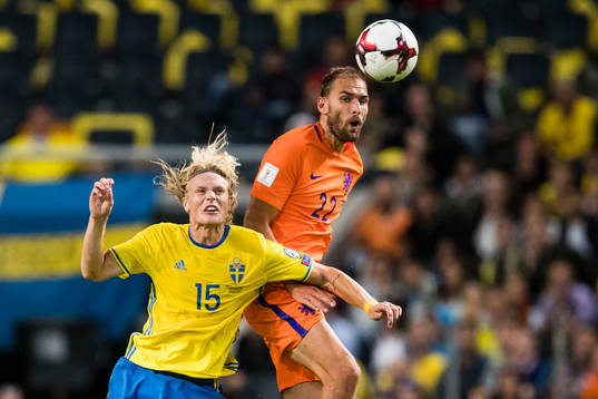 Sveriges Oscar Hiljemark i en nickduell med Hollands Bas