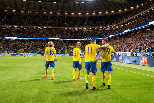 Sveriges John Guidetti gratulerar Marcus Berg till 1-0