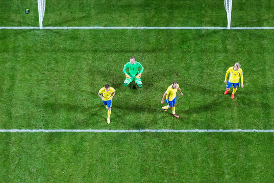 Sveriges Victor Nilsson Lindelöf, målvakt Robin Olsen,