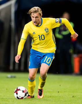 Sveriges Emil Forsberg med bollen