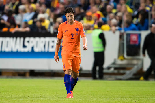 Hollands Daryl Janmaat ser deppig ut