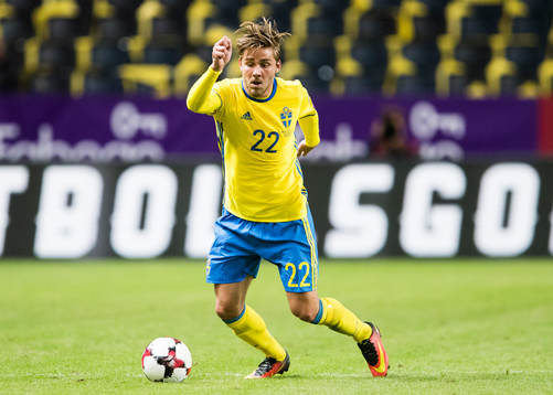 Sveriges Christoffer Nyman med bollen