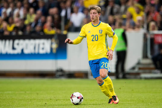 Sveriges Alexander Fransson med bollen