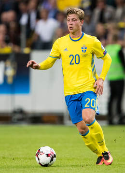 Sveriges Alexander Fransson med bollen