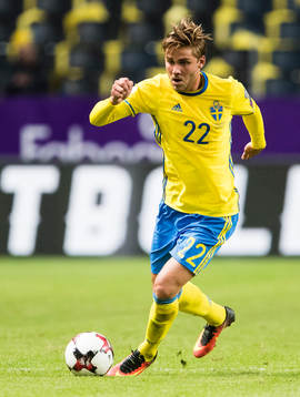 Sveriges Christoffer Nyman med bollen