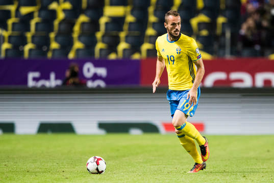 Sveriges Emir Kujovic med bollen