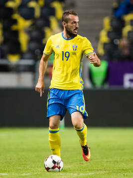Sveriges Emir Kujovic med bollen