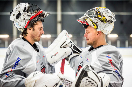Malmö Redhawks målvakter Cristopher Nihlstorp och Oscar