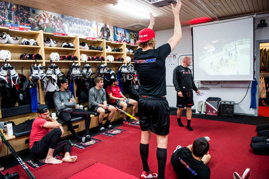 Tränaren Peter Andersson får hjälp att rikta projektorn
