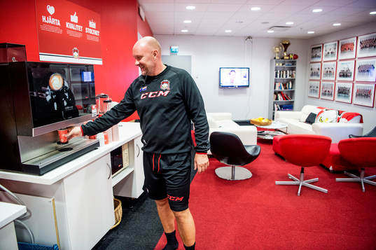 Tränaren Peter Andersson tar en kopp kaffe