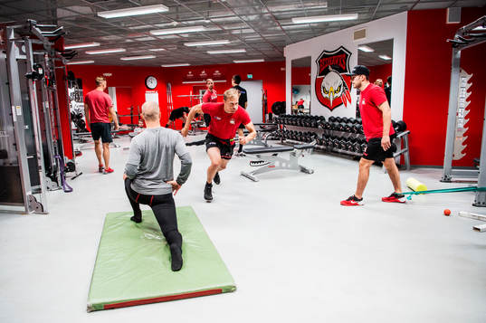 Mathias Tjärnqvist med lagkamraterna i gymmet