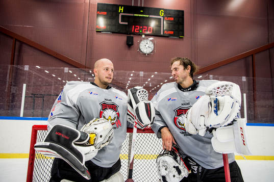 Malmö Redhawks målvakter Cristopher Nihlstorp och Oscar