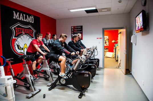 Spelarna värmer upp på träningscyklar