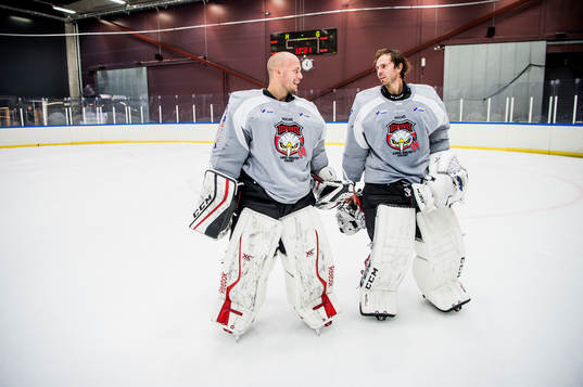 Malmö Redhawks målvakter Cristopher Nihlstorp och Oscar