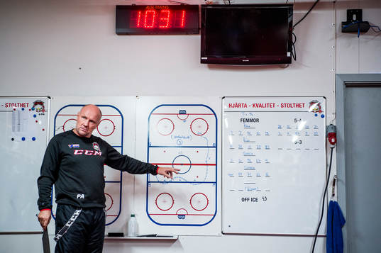 Tränaren Peter Andersson har genomgång med spelarna i