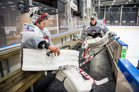 Malmö Redhawks målvakter Cristopher Nihlstorp och Oscar